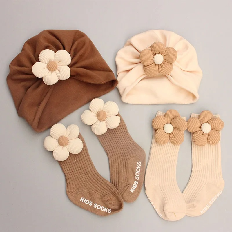 Gorro y calcetines para bebé con bonitas flores de primavera y otoño