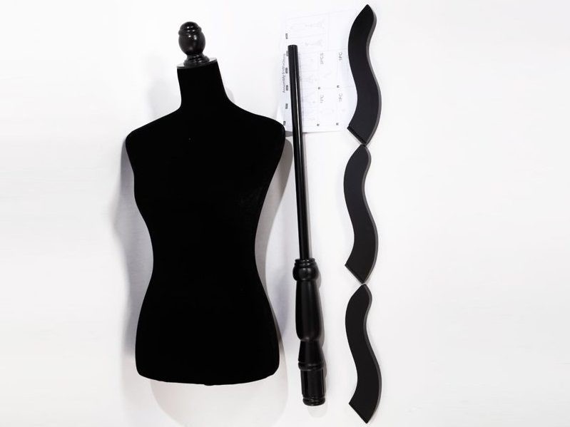 07-5 MANIQUÍ DE MEDIO CUERPO NEGRO Estilo MADERA SOPORTE SUPERFICIE DE TERCIOPELO
