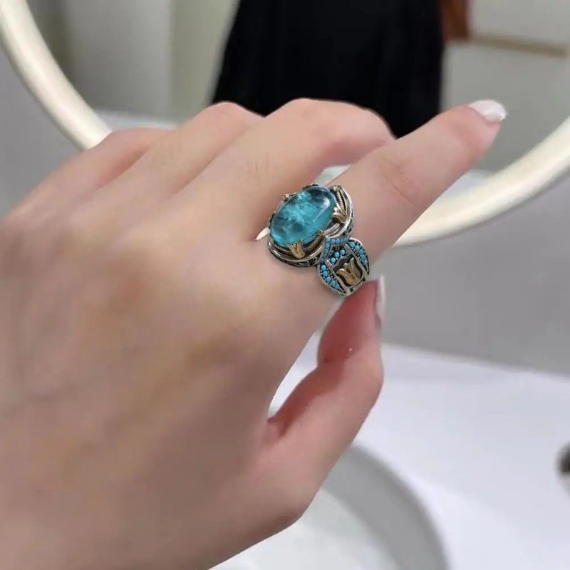 Anillo con gema ovalada azul de estilo retro