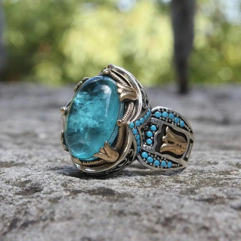 Anillo con gema ovalada azul de estilo retro