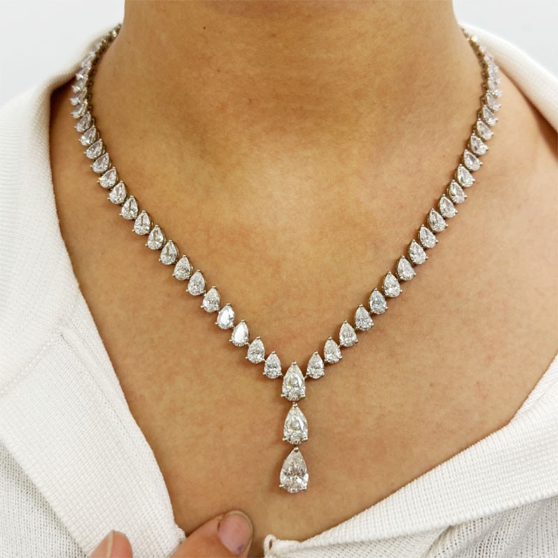 Collar de eternidad completo de oro blanco macizo de 14 quilates con corte de pera (43 cts) y aretes (9,2 cts)