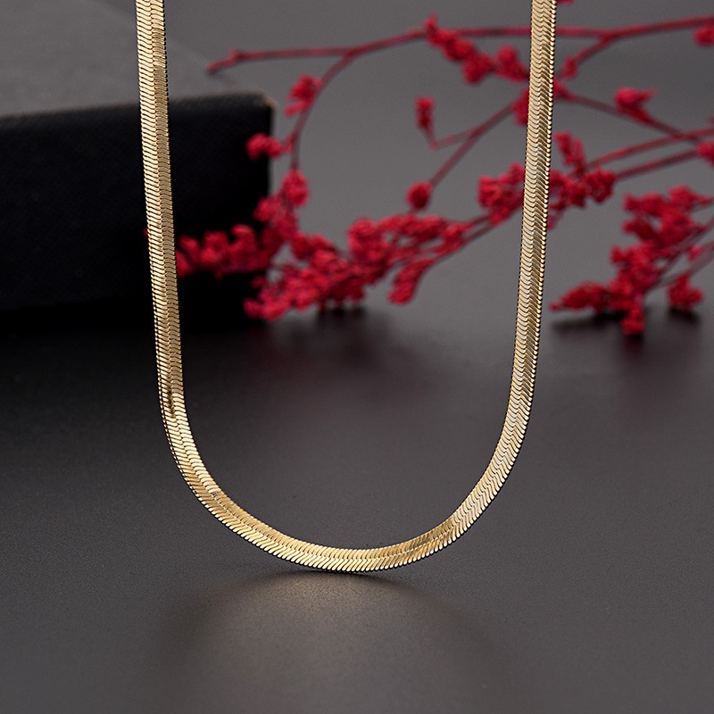 Collar de cadena con hojas de oro de 18 quilates