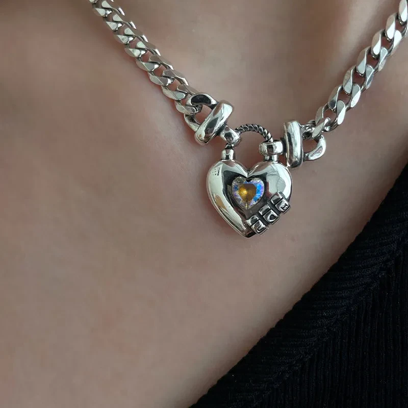 Collar de suéter con forma de corazón