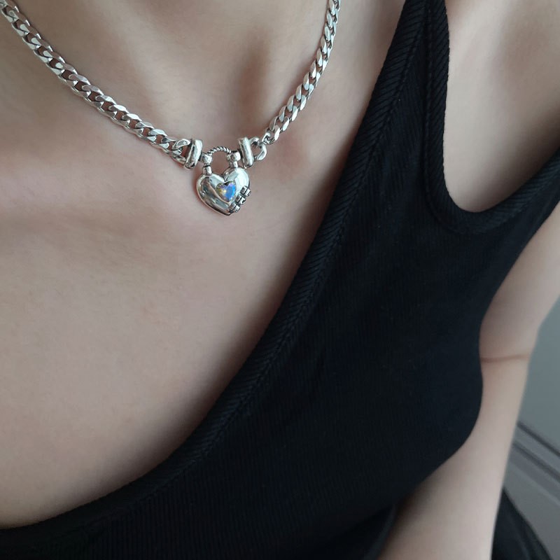 Collar de suéter con forma de corazón