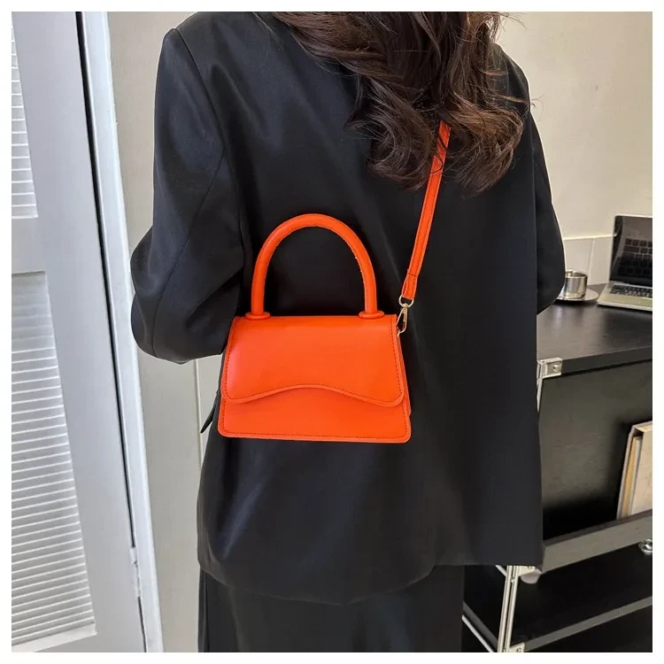 Bolso bandolera de moda, sencillo, de color liso.
