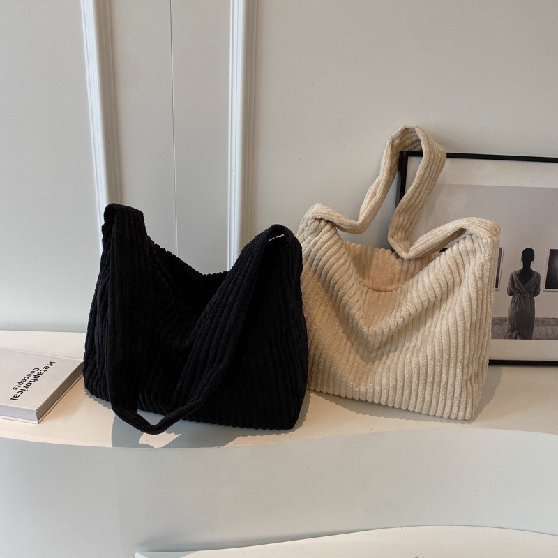 Bolso de hombro tipo axila de gran capacidad, informal, sencillo y con buena textura.