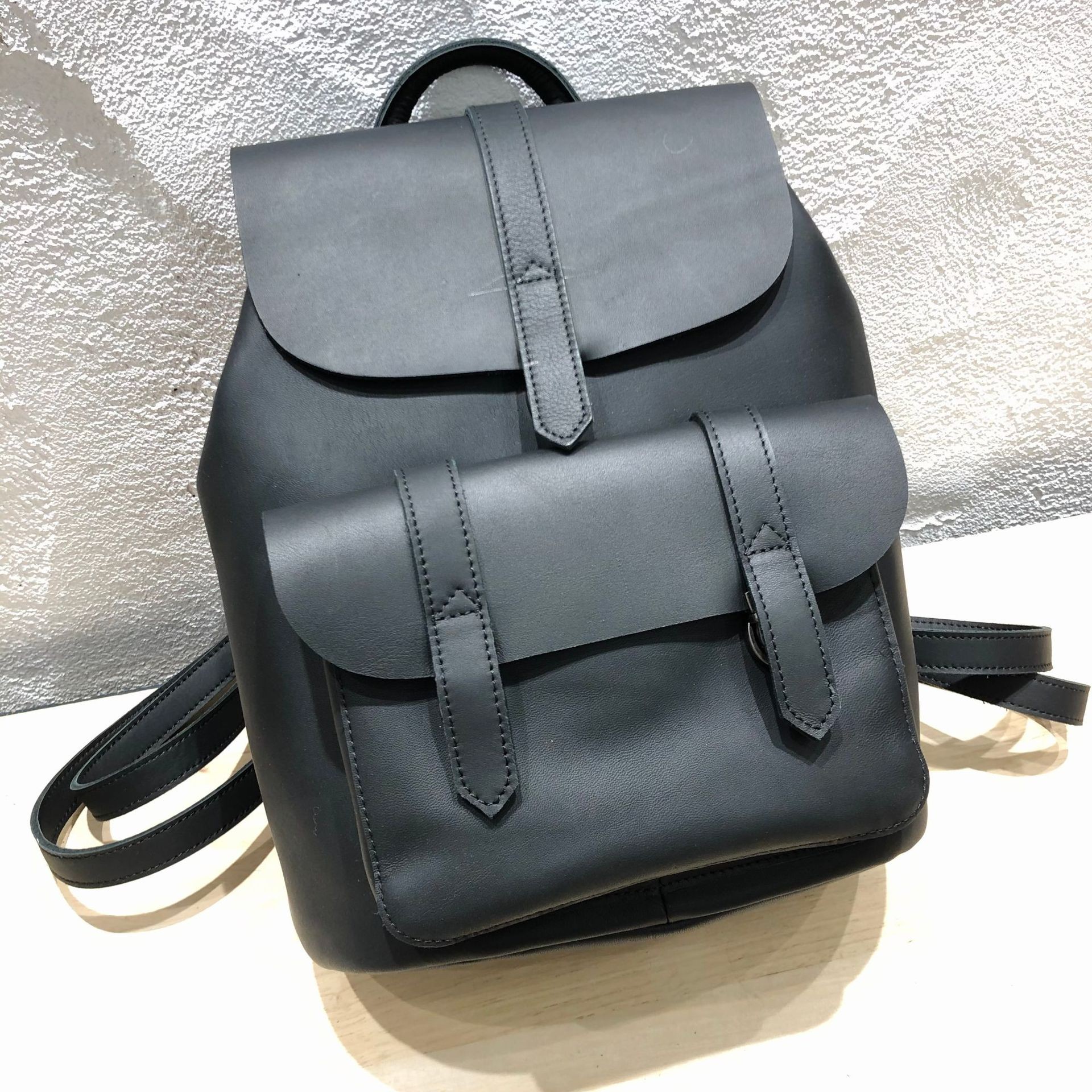 Mochila pequeña de cuero retro hecha a mano de primera capa de piel de vaca