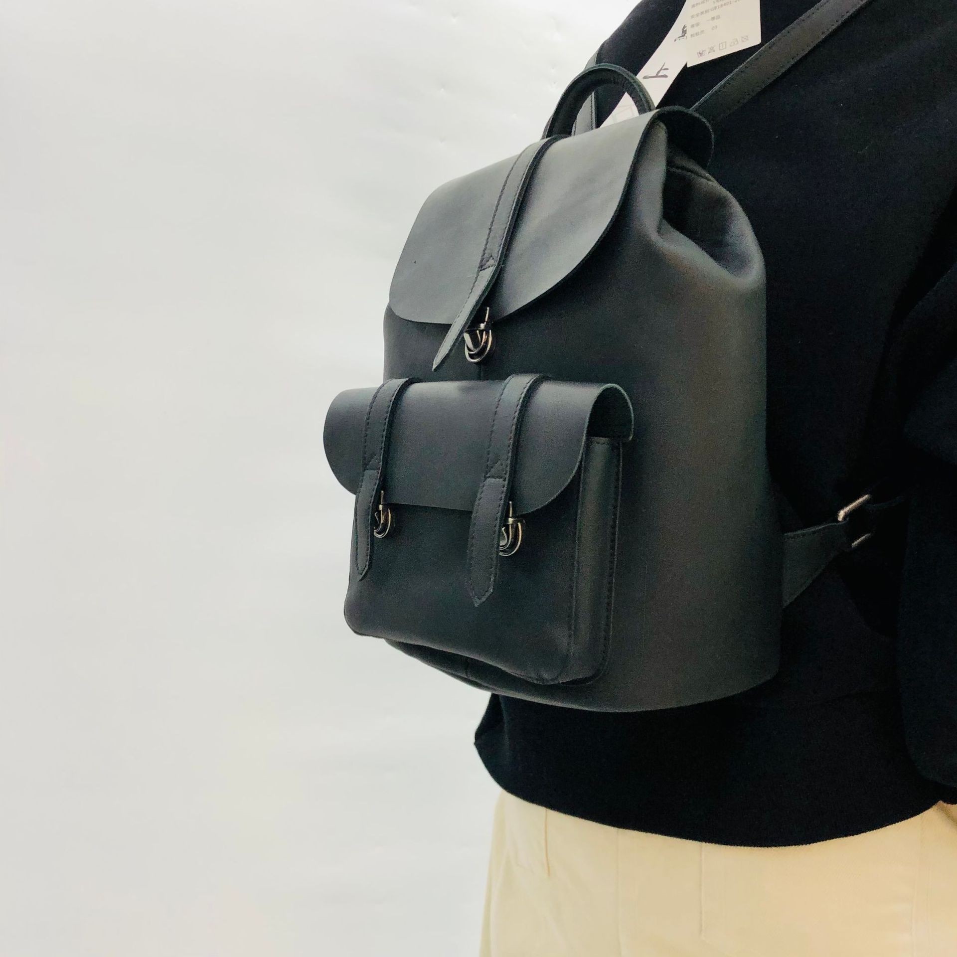 Mochila pequeña de cuero retro hecha a mano de primera capa de piel de vaca