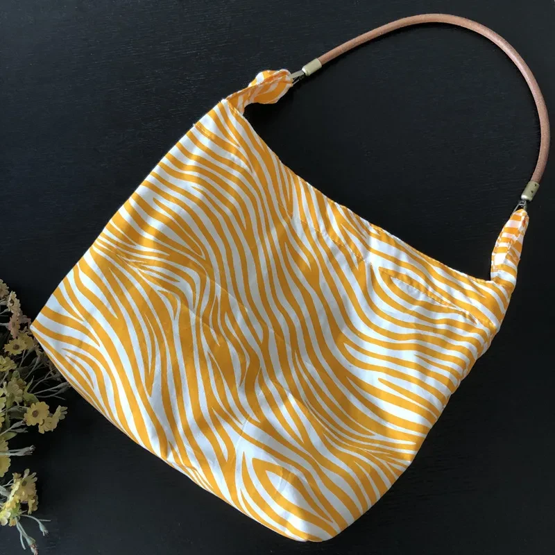 Bolso retro con estampado de cebra amarilla