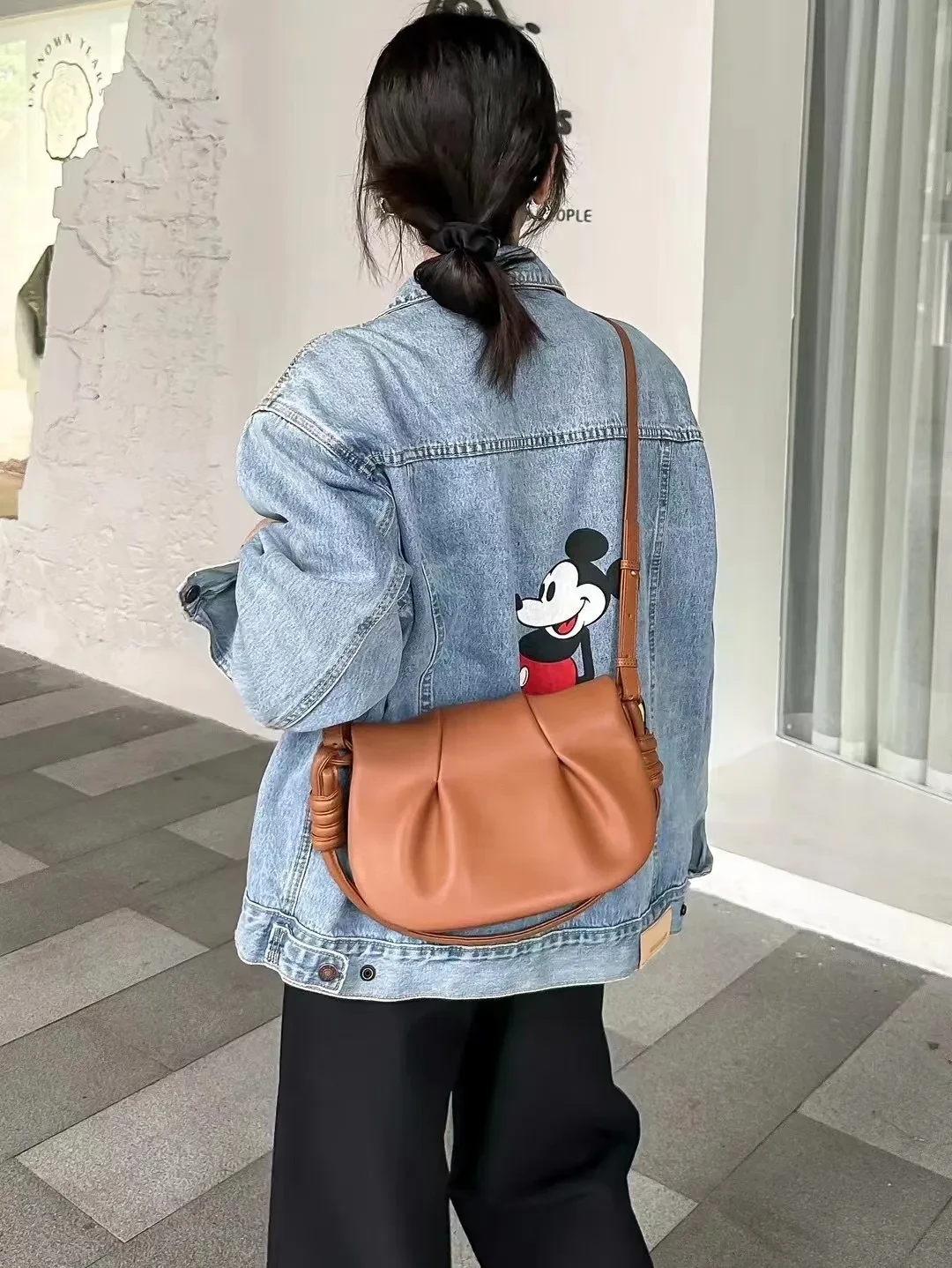 Bolso bandolera pequeño de piel suave