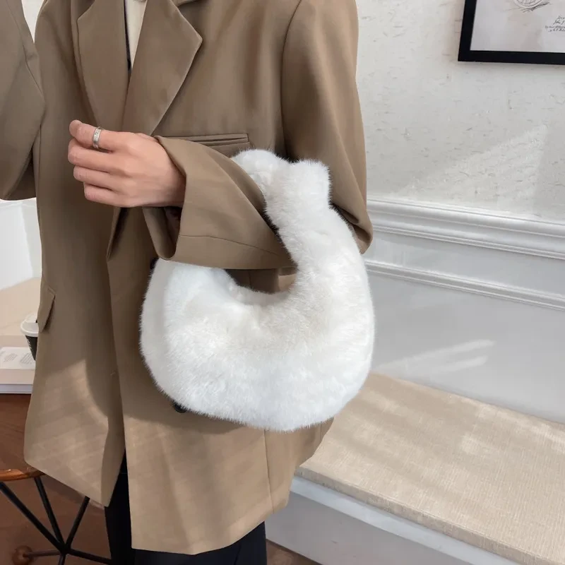 Bolso de mano de felpa de un solo hombro en color liso
