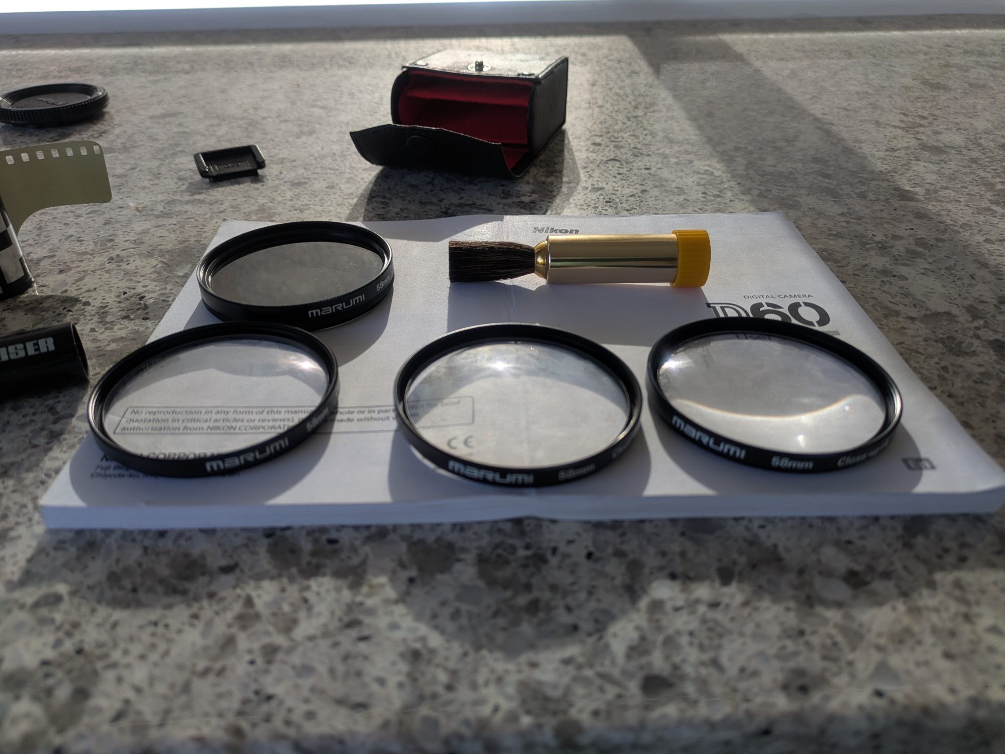 Nikon F65, objetivo Nikkor AF 28-80 mm 1:3.3 - 5.6 G más accesorios