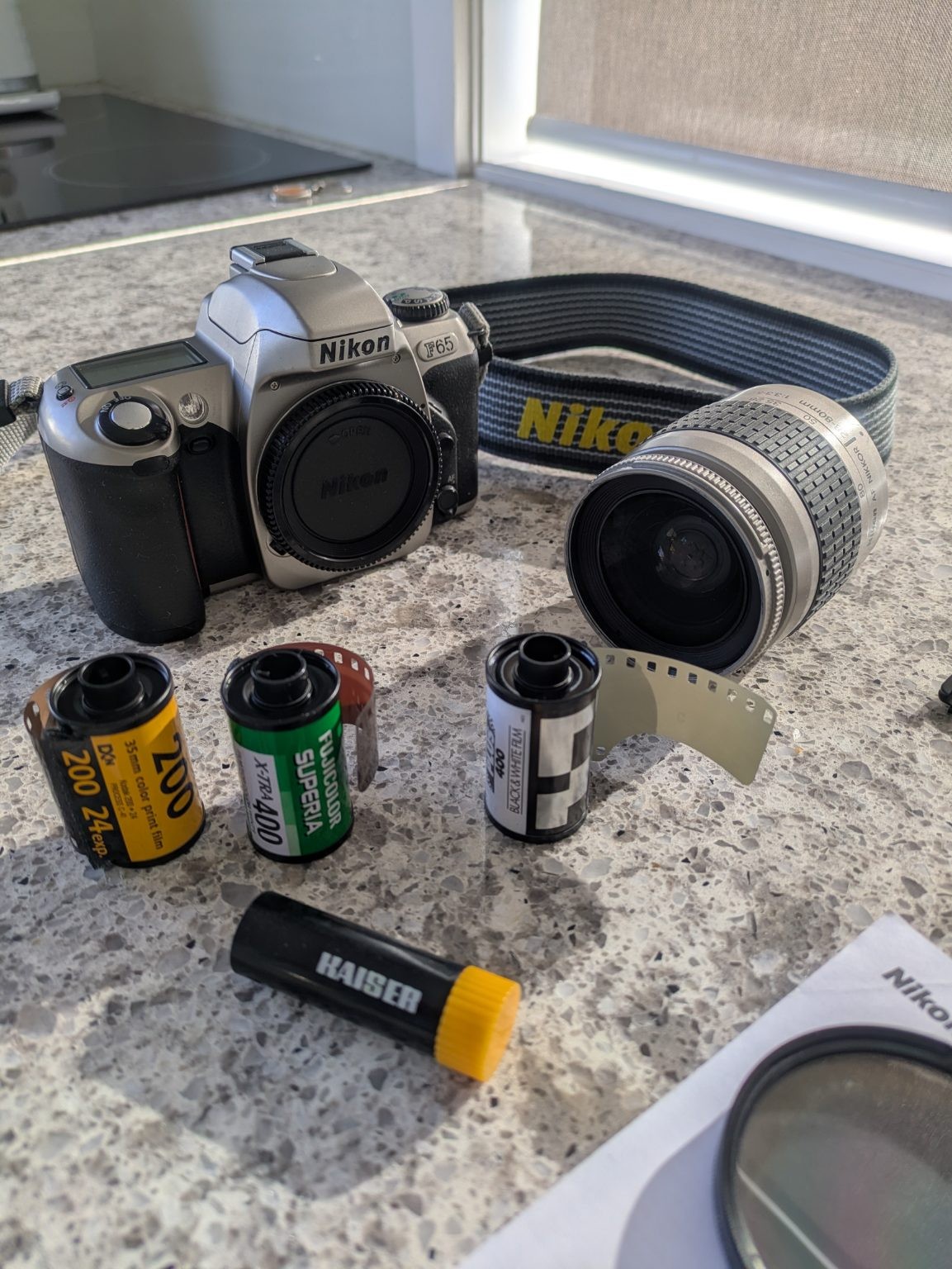 Nikon F65, objetivo Nikkor AF 28-80 mm 1:3.3 - 5.6 G más accesorios