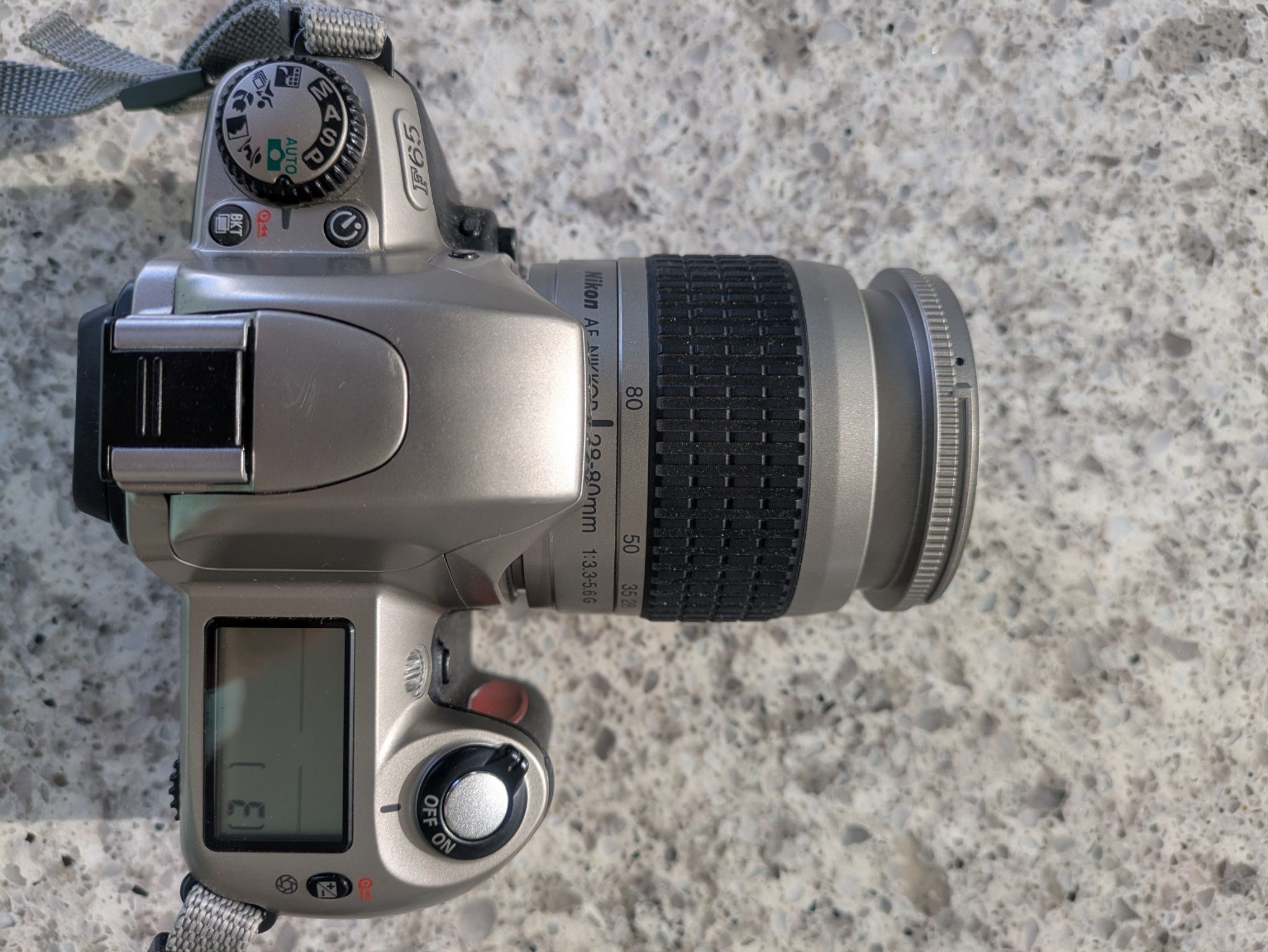 Nikon F65, objetivo Nikkor AF 28-80 mm 1:3.3 - 5.6 G más accesorios