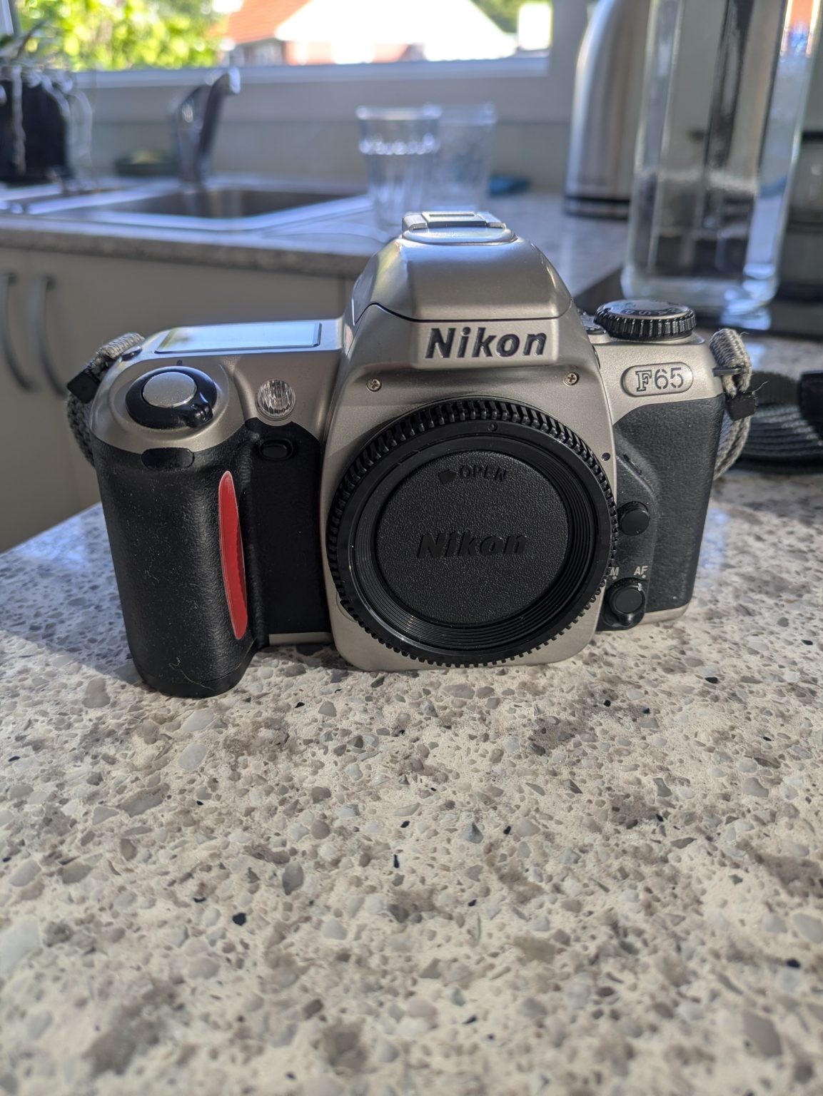 Nikon F65, objetivo Nikkor AF 28-80 mm 1:3.3 - 5.6 G más accesorios