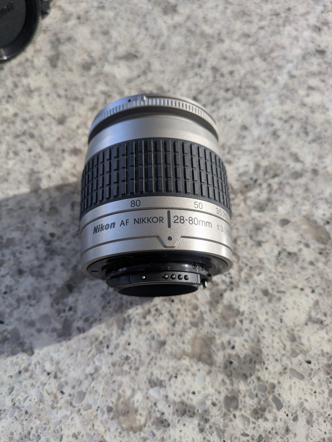 Nikon F65, objetivo Nikkor AF 28-80 mm 1:3.3 - 5.6 G más accesorios