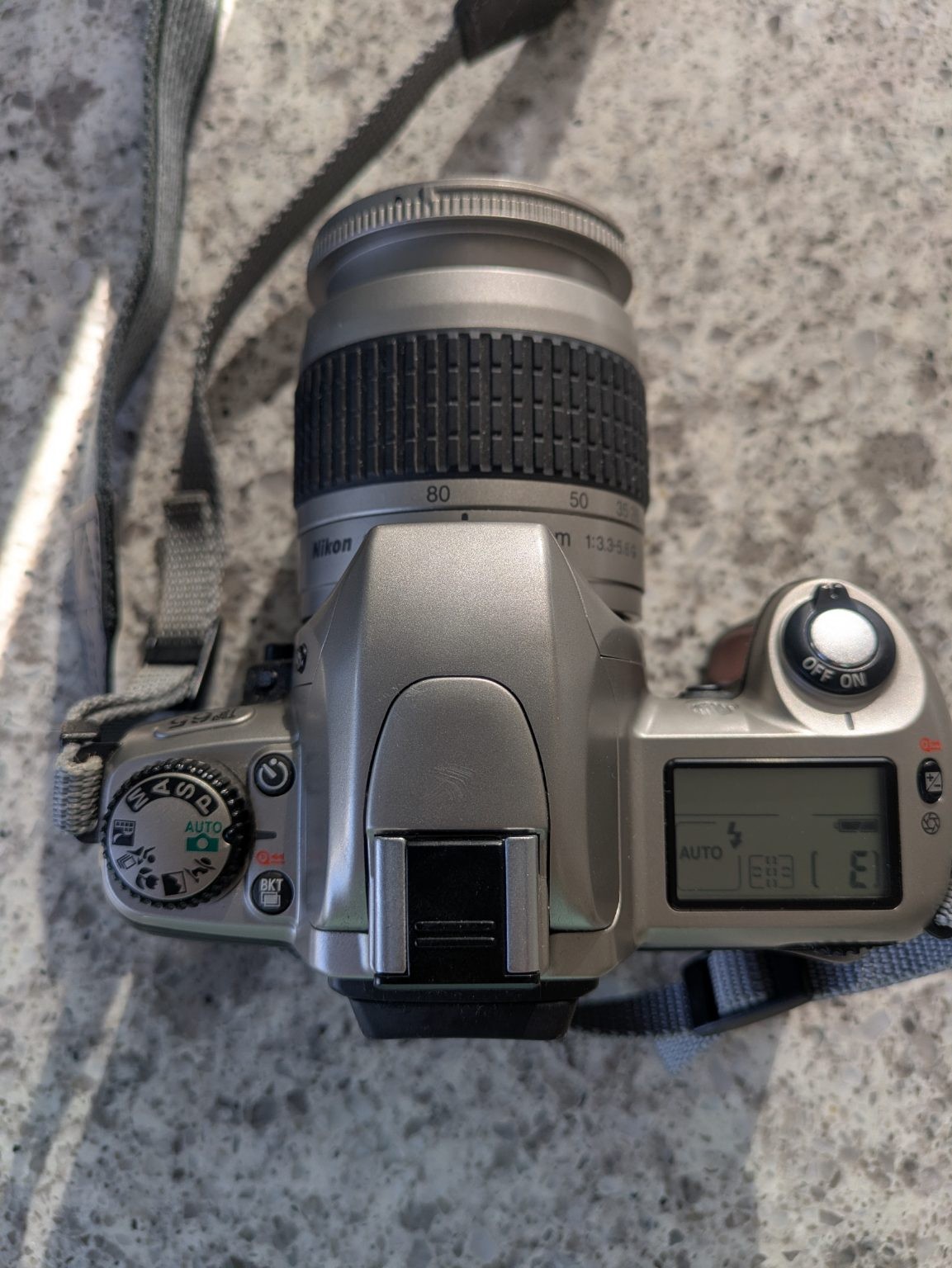 Nikon F65, objetivo Nikkor AF 28-80 mm 1:3.3 - 5.6 G más accesorios