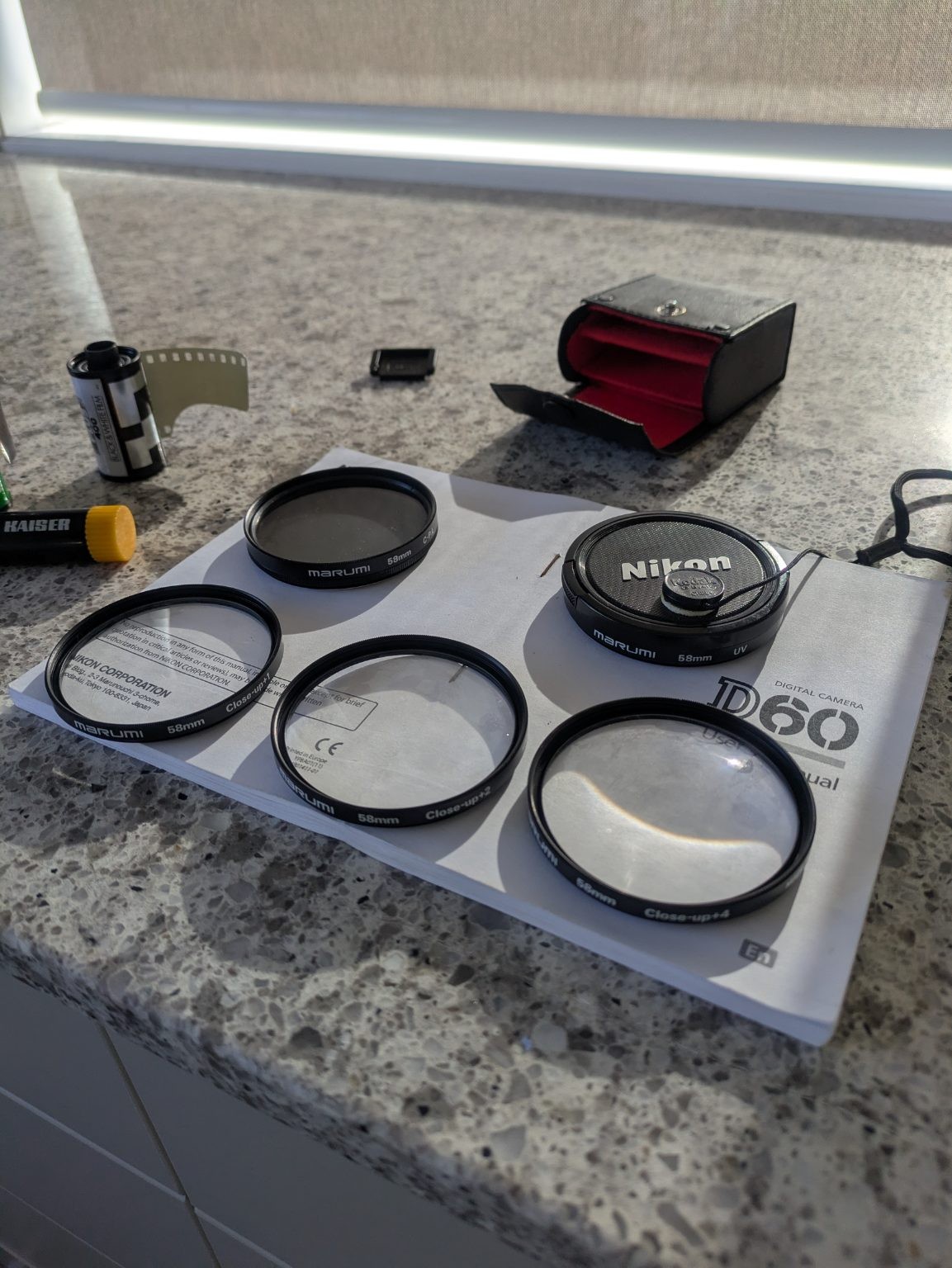 Nikon F65, objetivo Nikkor AF 28-80 mm 1:3.3 - 5.6 G más accesorios