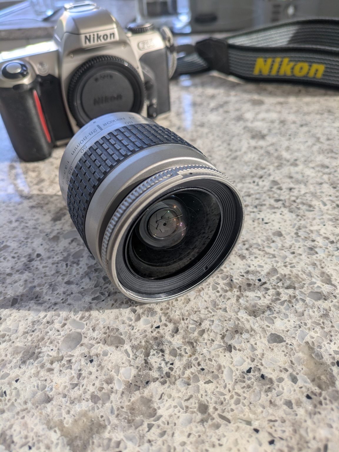 Nikon F65, objetivo Nikkor AF 28-80 mm 1:3.3 - 5.6 G más accesorios