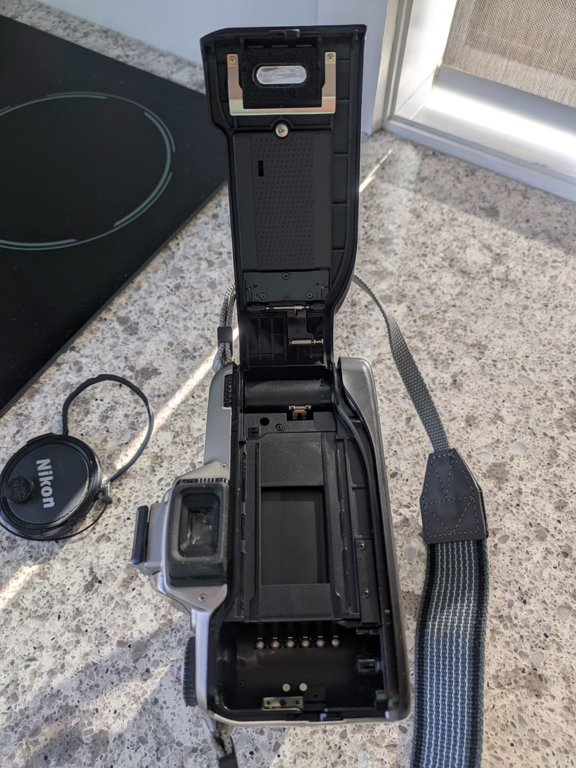 Nikon F65, objetivo Nikkor AF 28-80 mm 1:3.3 - 5.6 G más accesorios