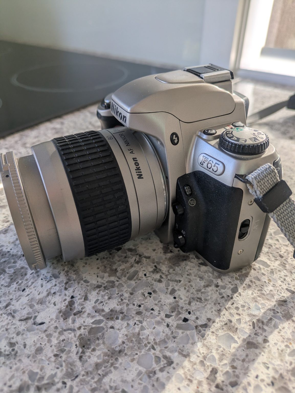 Nikon F65, objetivo Nikkor AF 28-80 mm 1:3.3 - 5.6 G más accesorios