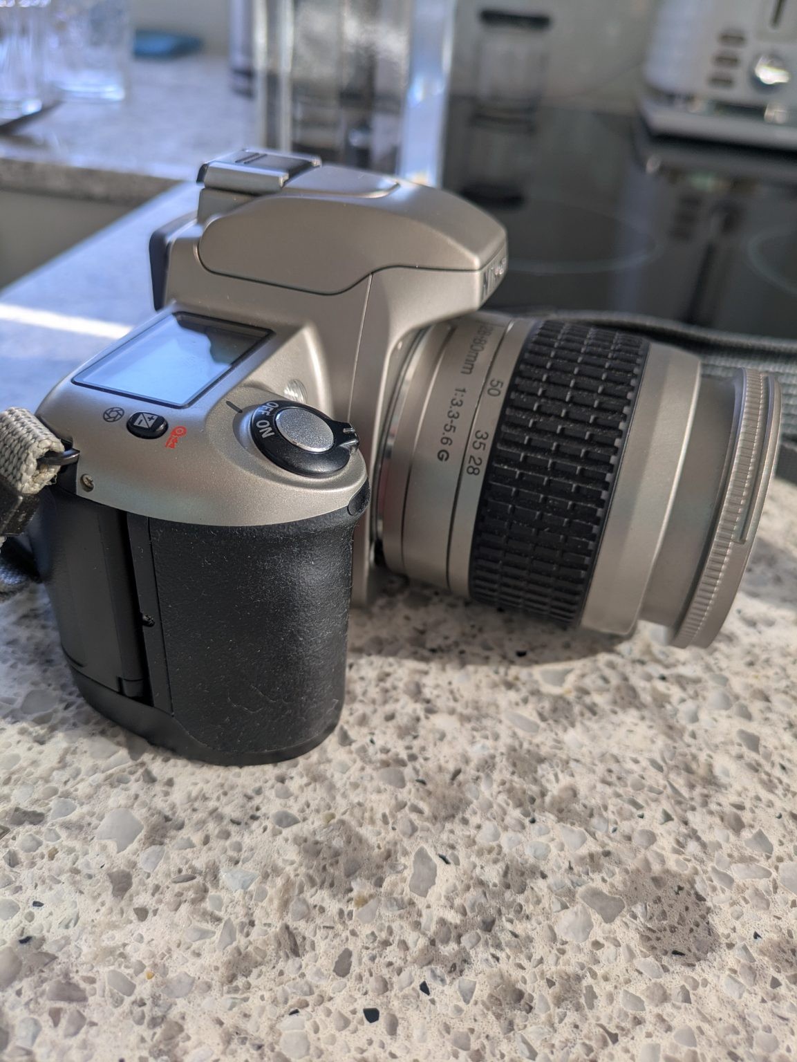 Nikon F65, objetivo Nikkor AF 28-80 mm 1:3.3 - 5.6 G más accesorios