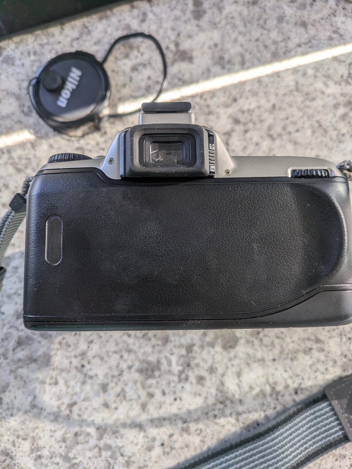 Nikon F65, objetivo Nikkor AF 28-80 mm 1:3.3 - 5.6 G más accesorios