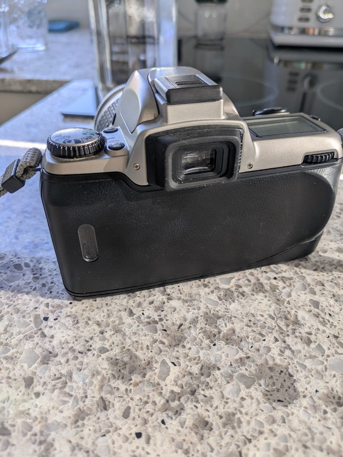 Nikon F65, objetivo Nikkor AF 28-80 mm 1:3.3 - 5.6 G más accesorios