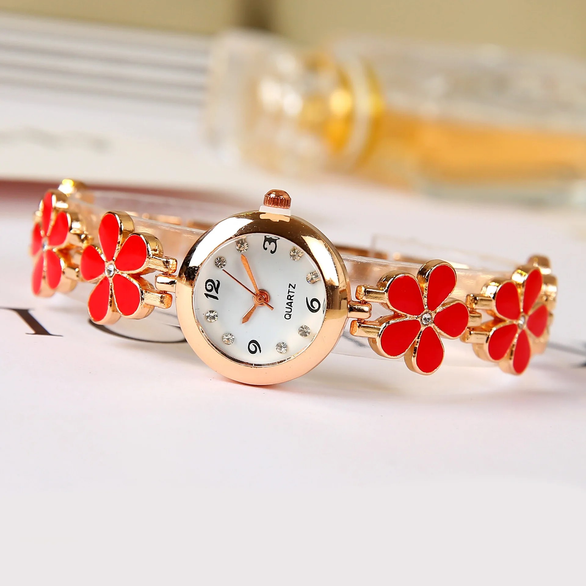 Reloj de pulsera de lujo con flores y diamantes de imitación