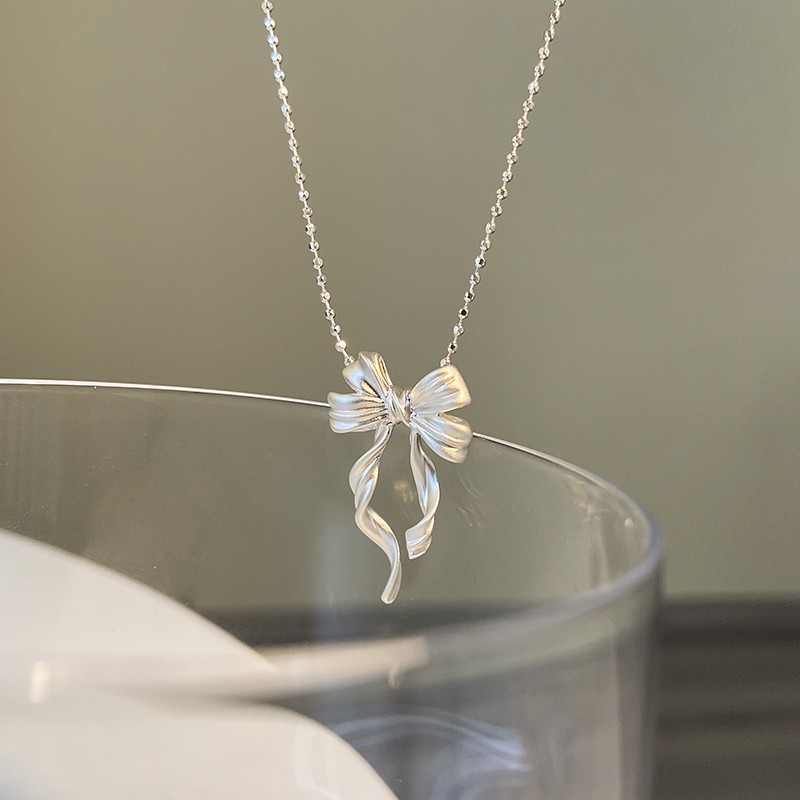 Nuevo collar con colgante de lazo elegante de plata de ley S925