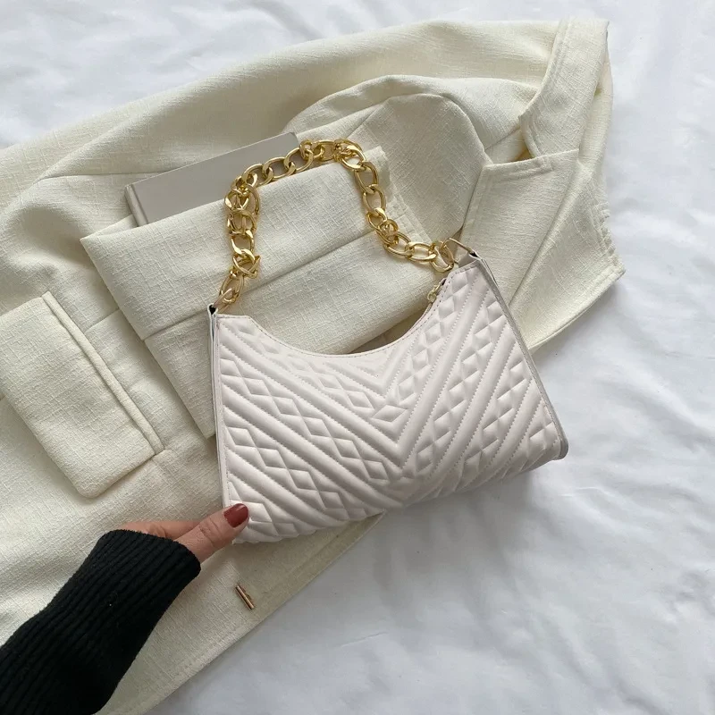 Bolso de hombro tipo baguette con cadena plisada