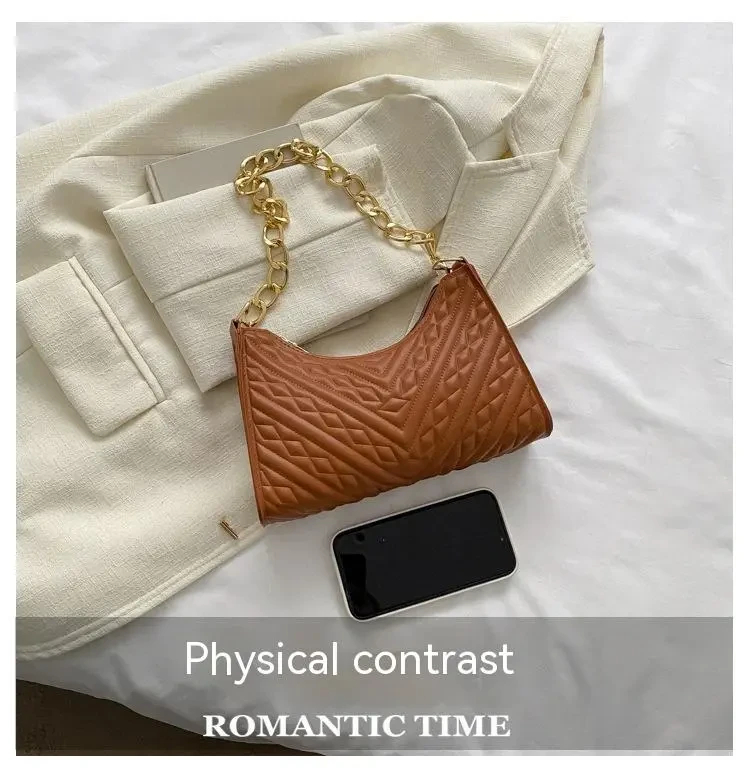 Bolso de hombro tipo baguette con cadena plisada