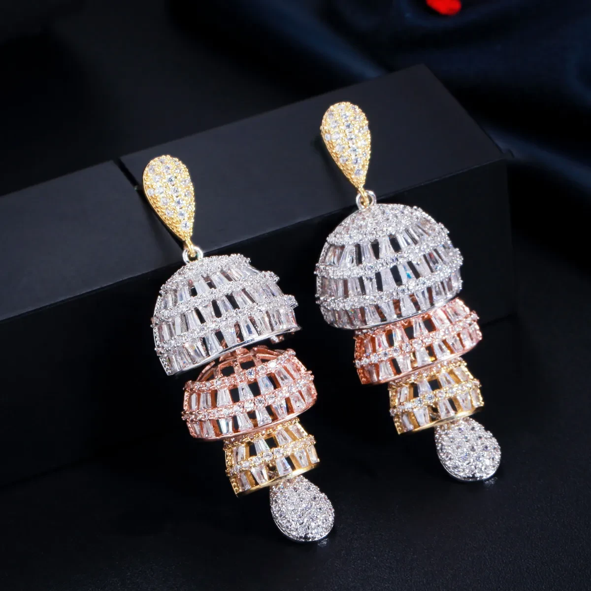 Pendientes étnicos de tres colores con microincrustaciones de circonitas y diamantes