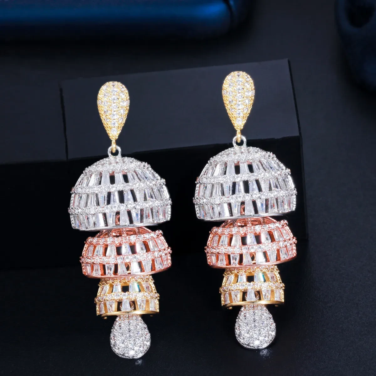 Pendientes étnicos de tres colores con microincrustaciones de circonitas y diamantes