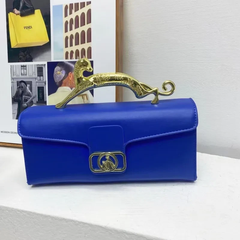 Bolso de mujer moderno y sencillo, con asa rígida y bandolera.