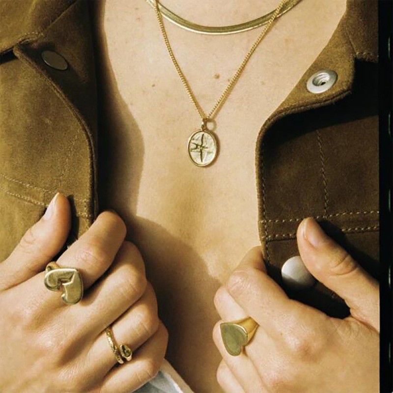 Luce un estilo único con el anillo creativo de hip hop en forma de corazón, dorado y plateado. Esta pieza llamativa y audaz combina un diseño moderno con un toque de elegancia, ideal para quienes buscan destacar.