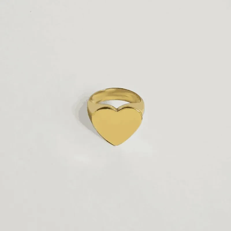 Luce un estilo único con el anillo creativo de hip hop en forma de corazón, dorado y plateado. Esta pieza llamativa y audaz combina un diseño moderno con un toque de elegancia, ideal para quienes buscan destacar.