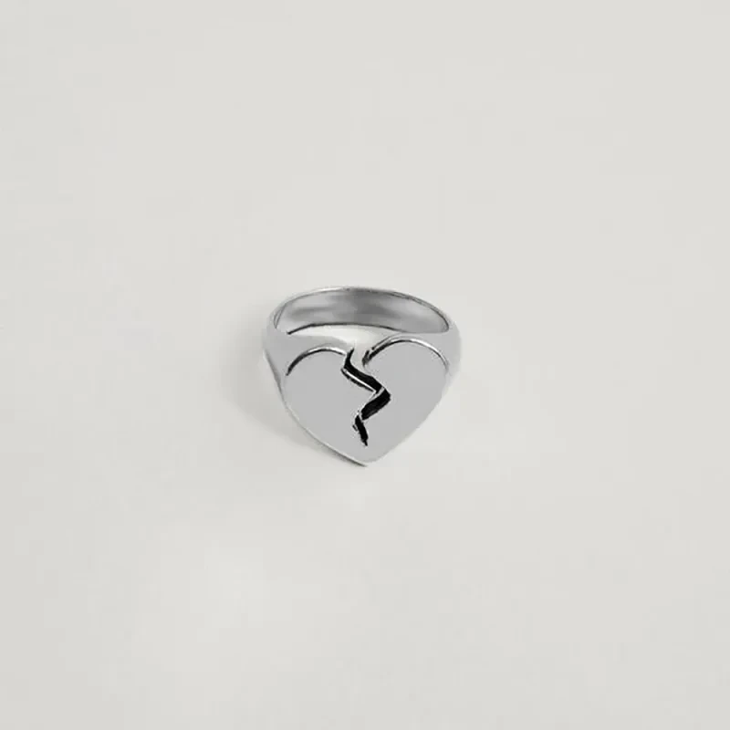 Luce un estilo único con el anillo creativo de hip hop en forma de corazón, dorado y plateado. Esta pieza llamativa y audaz combina un diseño moderno con un toque de elegancia, ideal para quienes buscan destacar.