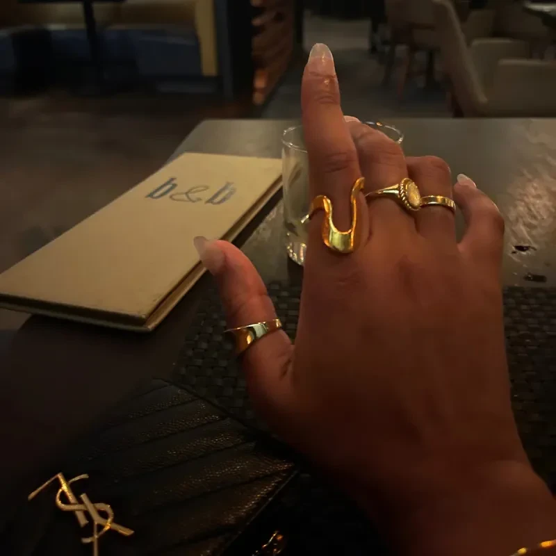 Anillo minimalista irregular de acero inoxidable y oro de 18 quilates
