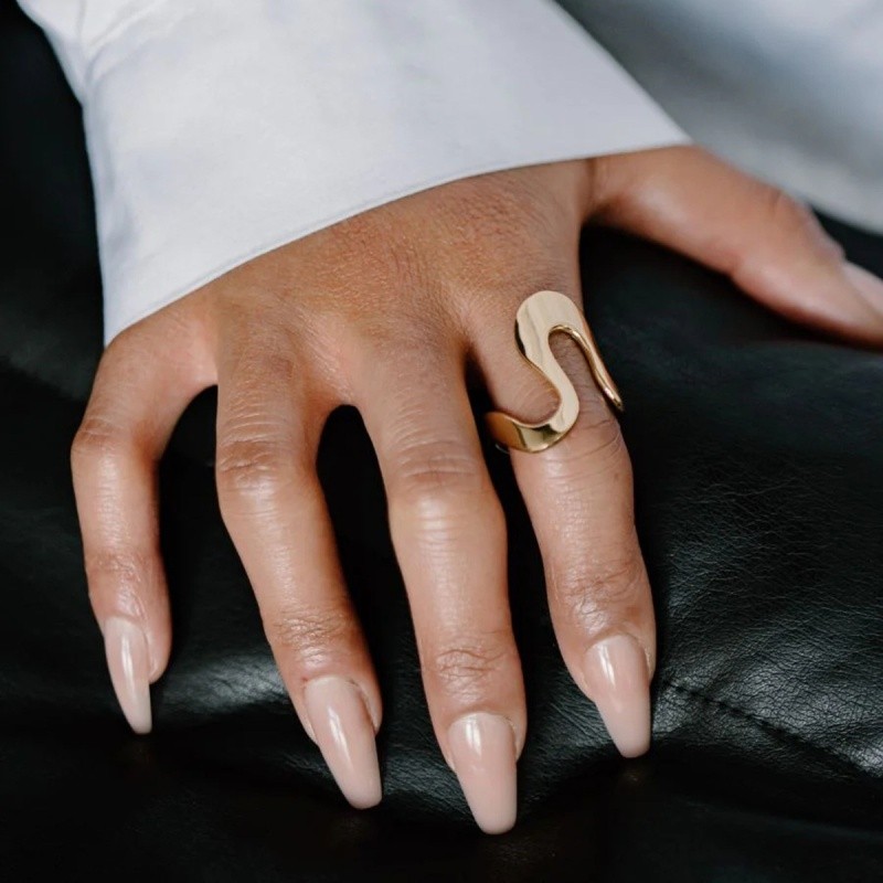 Anillo minimalista irregular de acero inoxidable y oro de 18 quilates