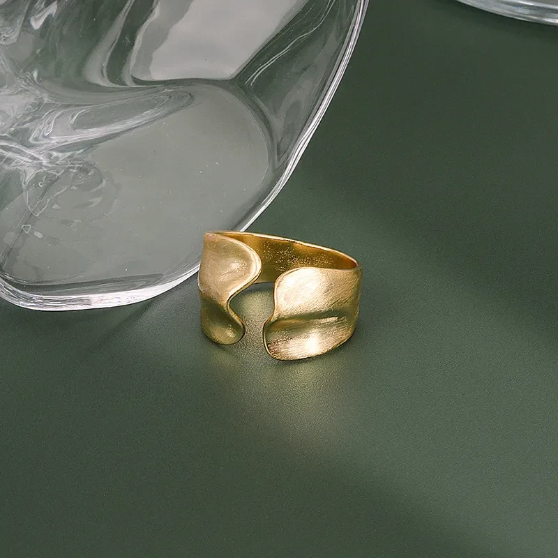 Anillo de cara ancha cepillado irregular para mujer