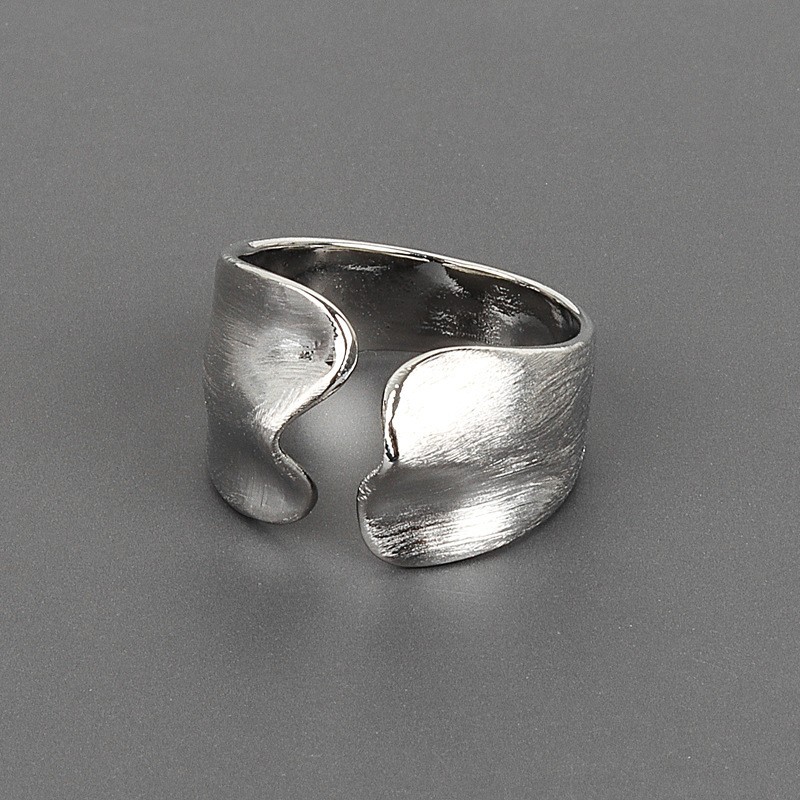 Anillo de cara ancha cepillado irregular para mujer