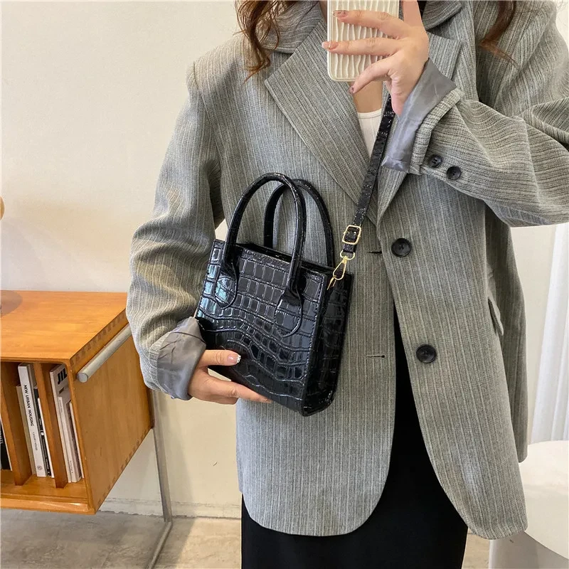 Bolso bandolera sencillo de moda para mujer con estampado de piedras en color liso