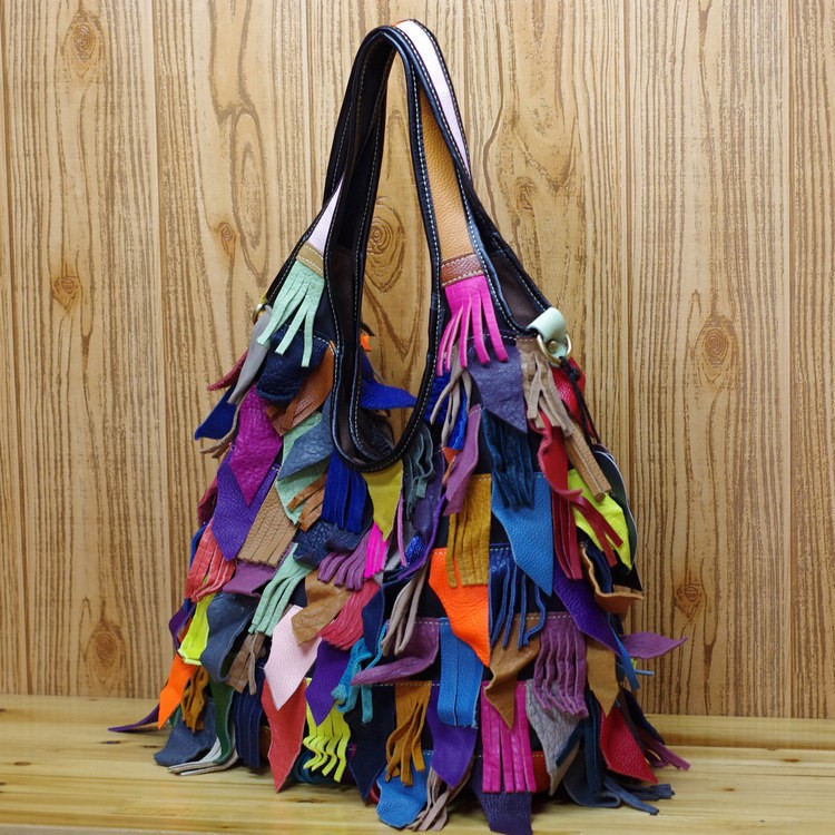 Bolso de hombro con borlas de piel de vaca de color