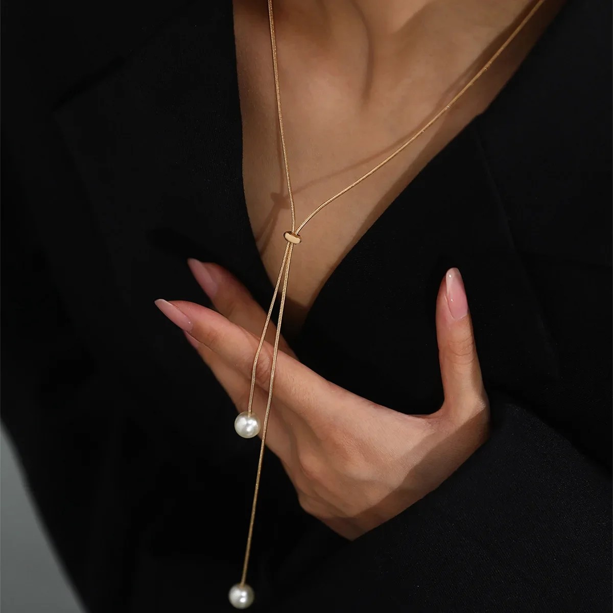 Collar de perlas de color dorado sencillo de moda
