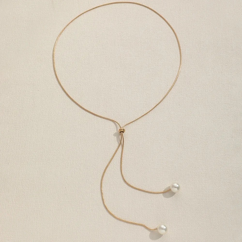 Collar de perlas de color dorado sencillo de moda