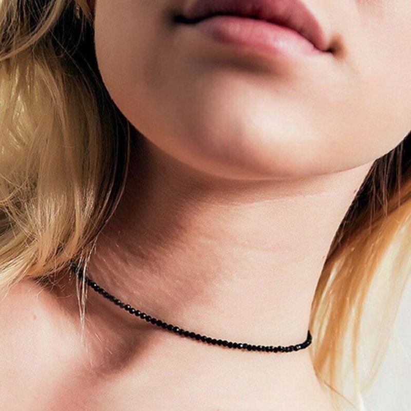 Gargantilla sencilla de cuentas negras de moda