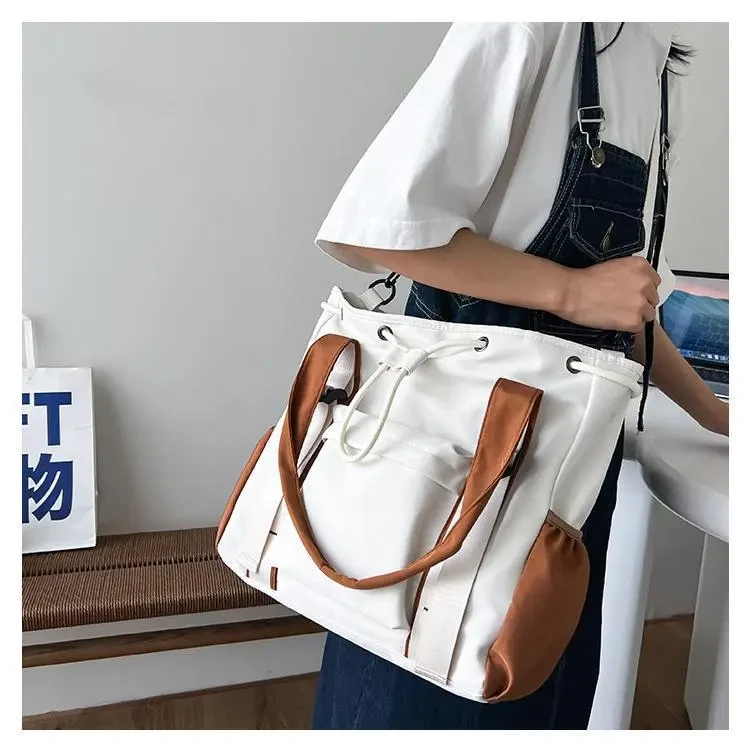 Bolso de mano de gran capacidad con colores en contraste