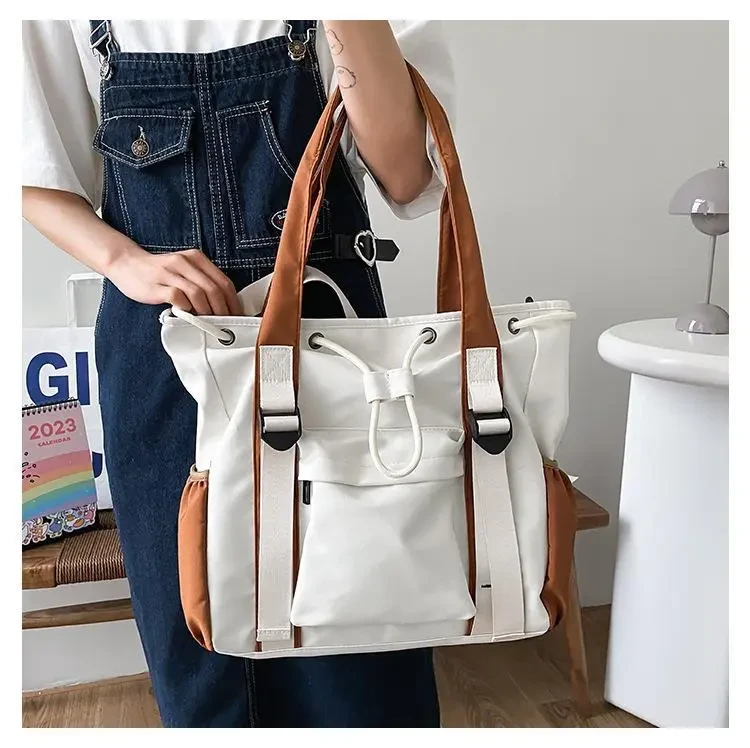 Bolso de mano de gran capacidad con colores en contraste
