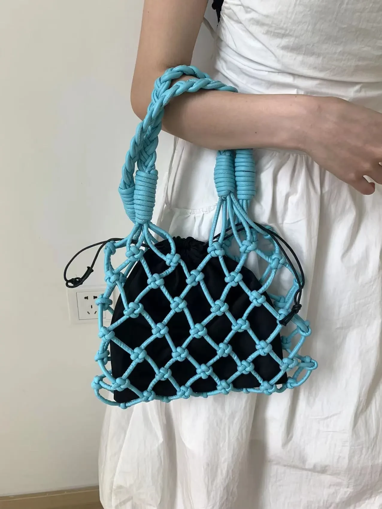 Bolso de hombro portátil hueco tejido a mano de PU, bolso de hombro debajo del brazo